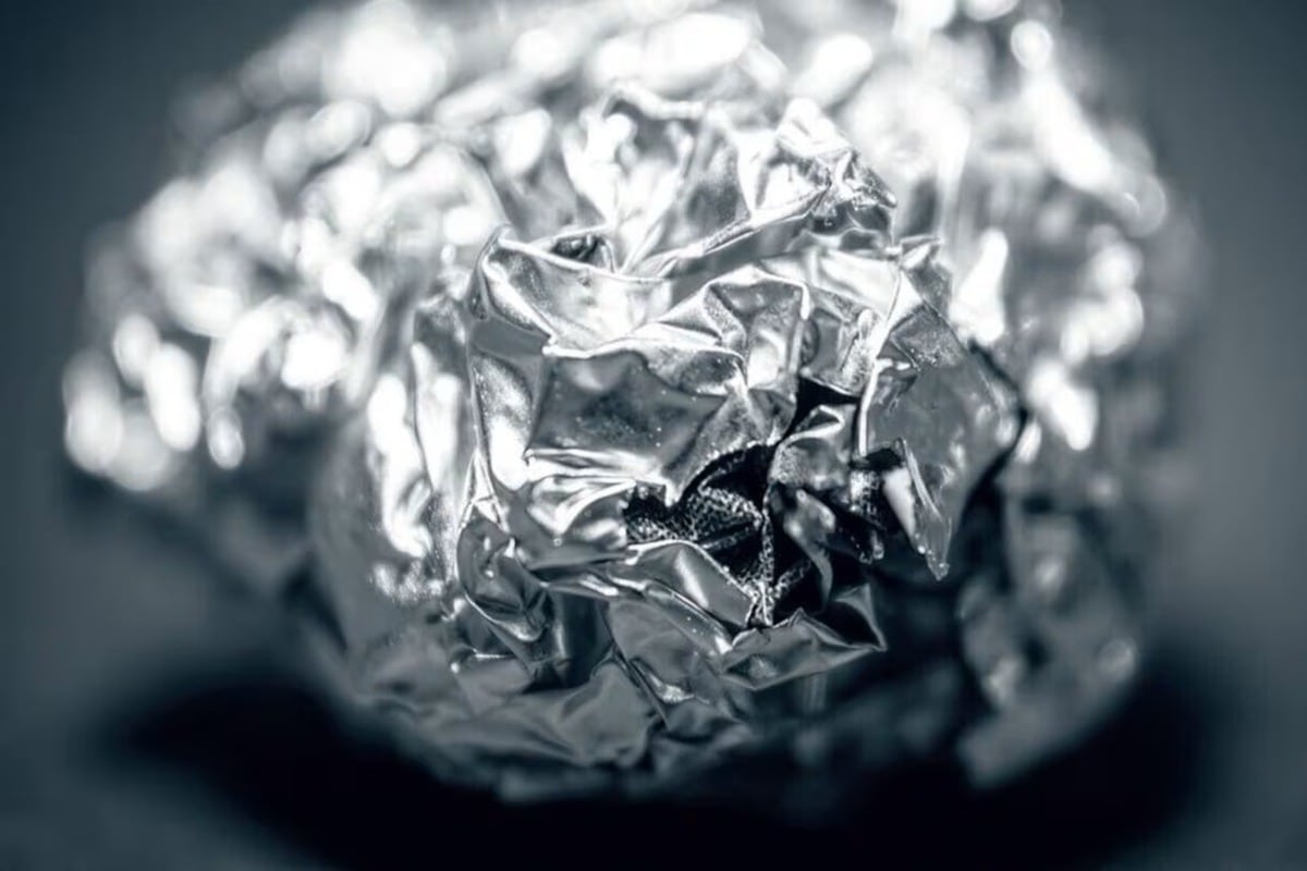 Použitie hliníkovej fólie na kuchynských batériách: na čo sa používa a prečo sa odporúča.