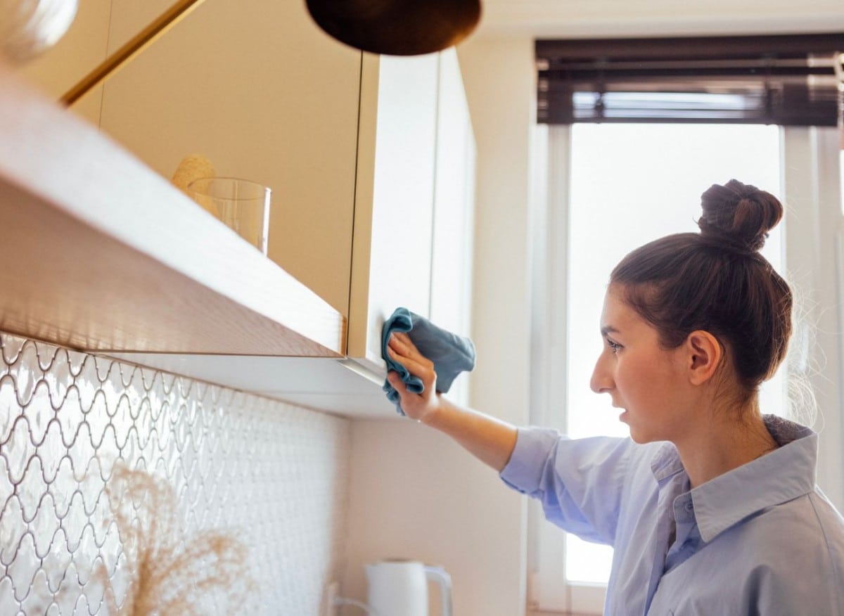 Odstraňuje mastnotu z kuchynských skriniek v priebehu niekoľkých minút. Jednoduchý recept bez použitia chémie.