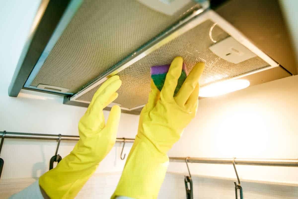 Už nikdy nebudete musieť nič drhnúť: najlepší spôsob, ako odstrániť mastnotu z kapoty za 5 minút.