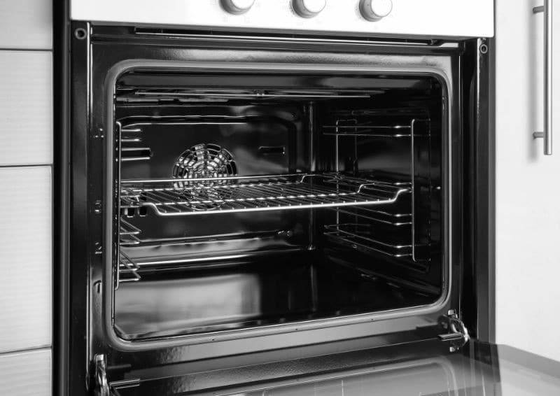 Zmrazte a potom umyte plech a stojan na rúru. Budú opäť svietiť ako nové.