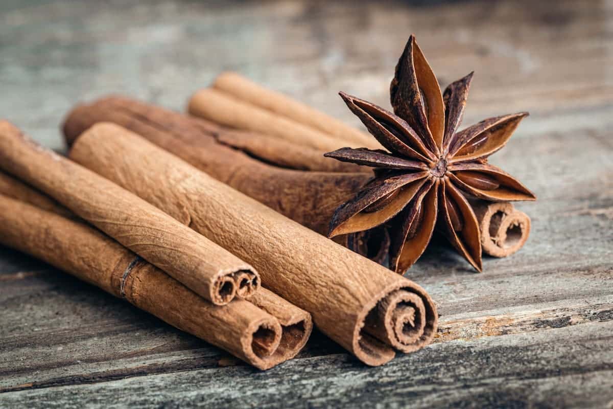 Vezmite škoricu a nalejte ju do umývadla. Tým sa okamžite zbavíte opakujúceho sa problému.