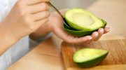 To urychlí zrání avokáda a zachrání připálený hrnec. Málokdo zná všechny jeho použití.
