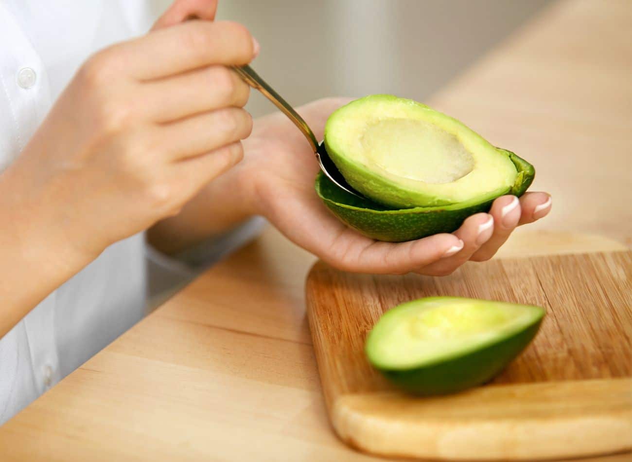 To urychlí zrání avokáda a zachrání připálený hrnec. Málokdo zná všechny jeho použití.