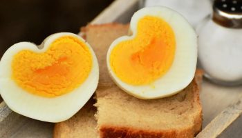 Jaja se više ne kuvaju u vodi: ovo je novi i praktičan metod da uvek budu savršena