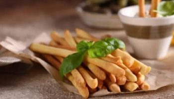 Hrskavi domaći grisini: Bezglutenski recept koji će dati poseban pečat vašem mezetluku