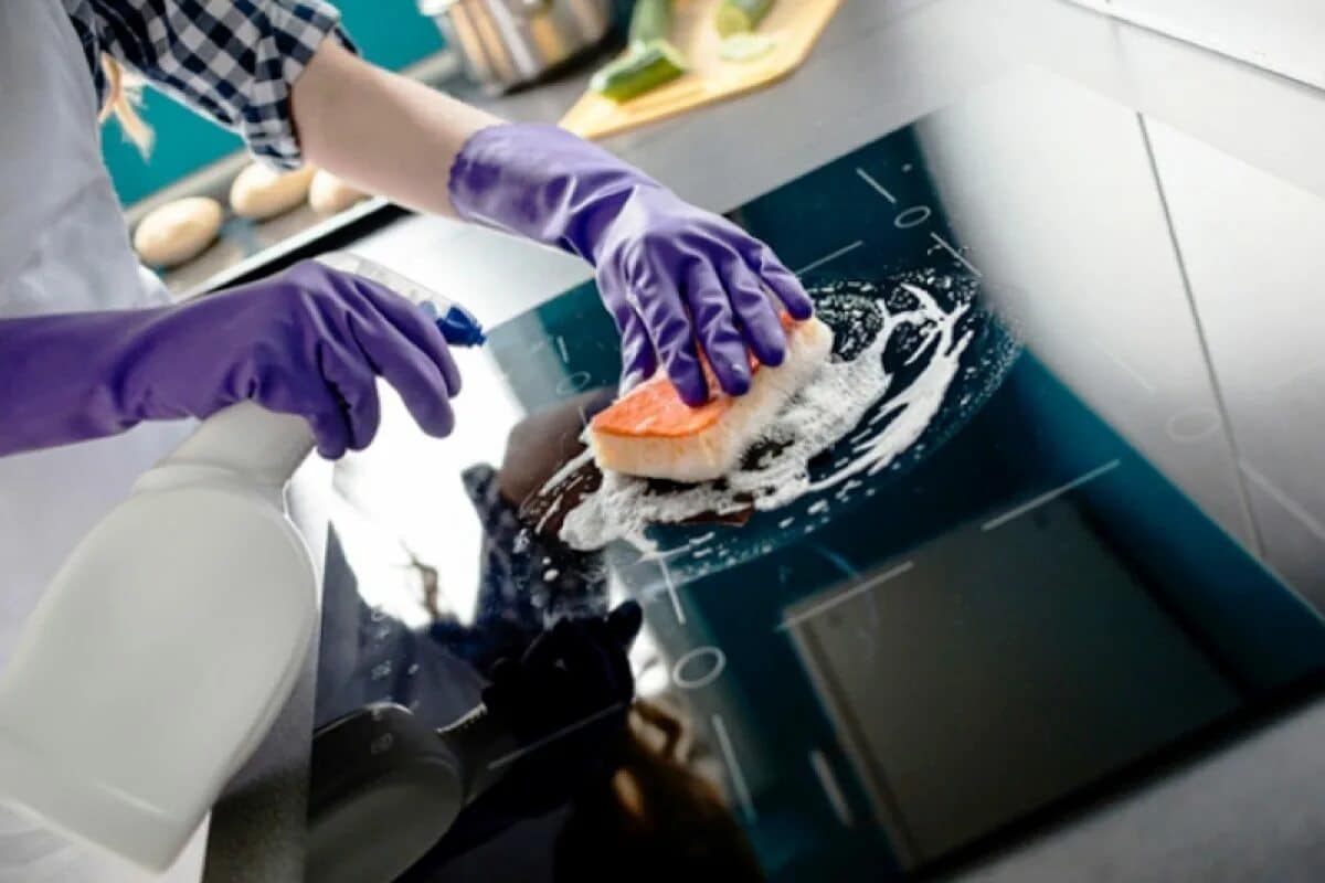 Ako vyčistiť kuchyňu pomocou jednoduchého domáceho lieku v niekoľkých krokoch.