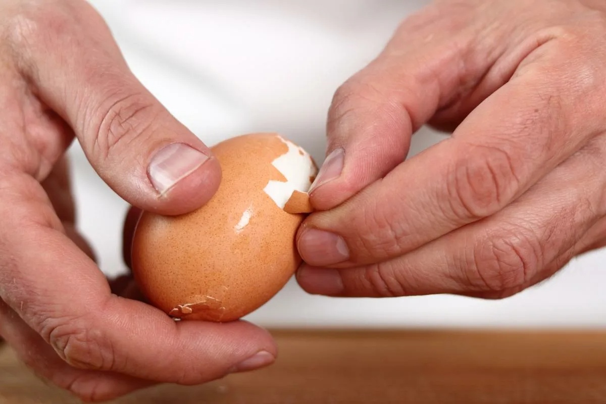 Málokto vie: prečo sa uvarené vajce môže rozbiť po odstránení škrupiny - obrázok 1