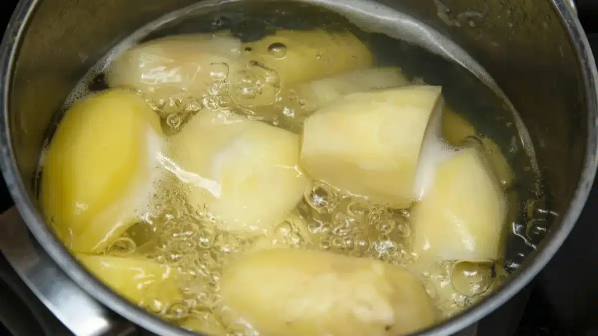 Čo pridať do vody pri varení zemiakov: uvaria sa rýchlejšie a budú chutnejšie.