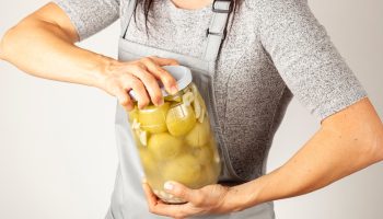 Když se banka zasekne, příčinou je často tlak: existuje pro to jednoduché vysvětlení a způsob, jak ji snadno otevřít.