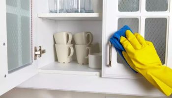 Odstraňuje mastnotu z kuchyňských skříněk během několika minut. Jednoduchý recept bez použití chemikálií.