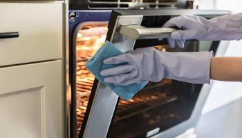 Bez bělidla a amoniaku: nejlepší prostředek na čištění trouby.