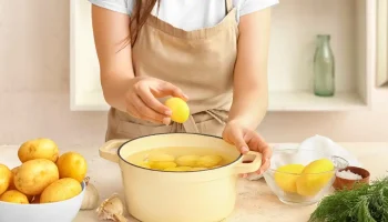 Co přidat do vody při vaření brambor: uvaří se rychleji a budou chutnější.