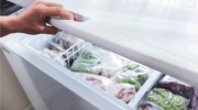 Rozmrazování mrazáku je nyní snadnější než kdy dříve: trik s octem a solí