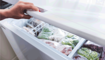 Rozmrazování mrazáku je nyní snadnější než kdy dříve: trik s octem a solí