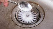 „Není třeba volat instalatéra“: horká voda a několik lžic tohoto prášku stačí k pročištění potrubí a jeho rychlému vyčištění