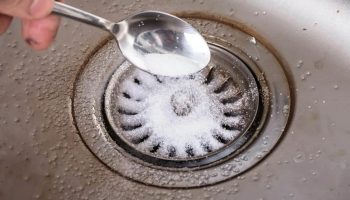 „Není třeba volat instalatéra“: horká voda a několik lžic tohoto prášku stačí k pročištění potrubí a jeho rychlému vyčištění