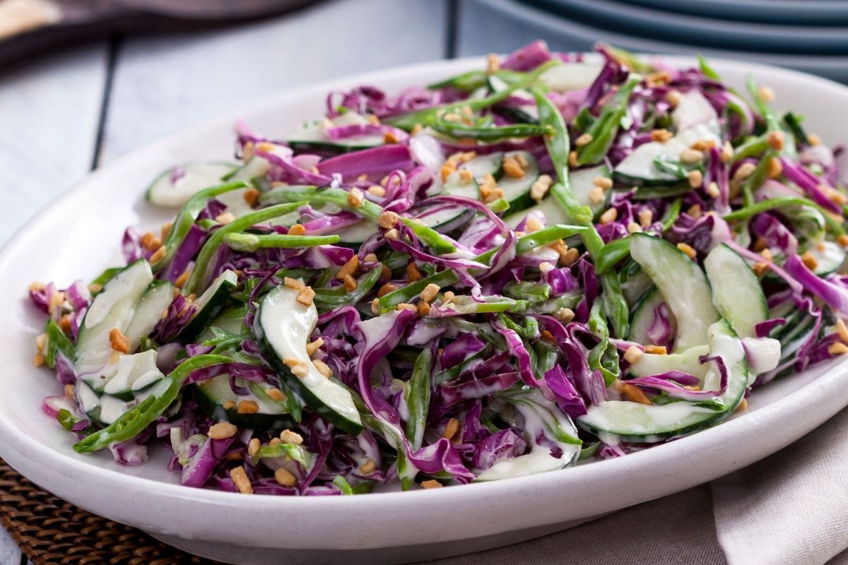 Tento salát z červeného zelí, připravený za 6 minut, se ideálně hodí ke kotletě. Je tak křupavý a jemný, že jedna porce je více než dostačující.