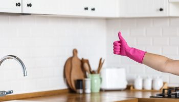 Jak vyčistit kuchyň pomocí jednoduchého domácího prostředku v několika krocích.