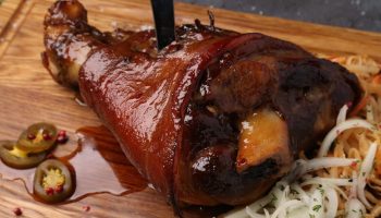 Nikdy jste neochutnali lepší vepřové koleno. U nás doma zmizí ze stolu za 2 minuty.